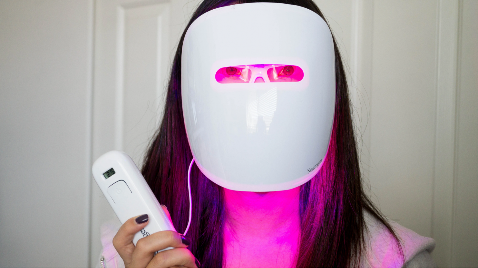 How Neutrogena Treats Acne Spot With Light Therapy Heliotherapy