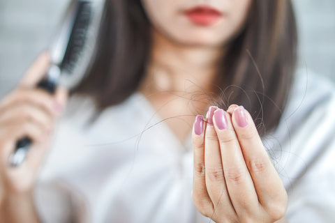 Hair loss is an unpleasant disorder that leads to a significant cosmetic defect — baldness. This can be due to many factors, among which diseases and impaired blood supply to the scalp, constant psycho-emotional stress, poor ecology, malnutrition, and bad habits. To date, there are several methods of treatment for this disease. One of the most effective is red light therapy caps. Red light therapy is a treatment that has been used for a variety of purposes over the years. Recently, it has gained popularity as a means to stimulate hair growth. But does red light therapy really work? And if so, how effective is it? In this article, we will explore the truth about red light therapy for hair growth. We will look at the process of the treatment, as well as reviews from people who have tried it. How red light therapy helps treat hair loss Red light therapy is a treatment that uses low-level laser therapy (LLLT) to stimulate hair growth. The red light is absorbed by the cells in the scalp and converted into energy that helps promote cell proliferation and collagen production. Below are three types of hair loss and how red light therapy can help. Red light therapy and androgenetic alopecia Androgenetic alopecia is the most common type of hair loss affecting men and women. It is caused by a combination of genetic and hormonal factors. The main cause of androgenetic alopecia is an oversensitivity to the hormone dihydrotestosterone (DHT). DHT causes the hair follicles to shrink, leading to thinner and shorter hairs. Red light therapy can help reduce DHT sensitivity in the hair follicles, allowing them to grow back thicker and stronger. Also, the increase in collagen production can help to improve the overall health of the scalp.